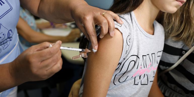 Apenas 31% do grupo elegível recebeu a primeira das duas doses contra a dengue (Rodrigo Clemente/ PBH)