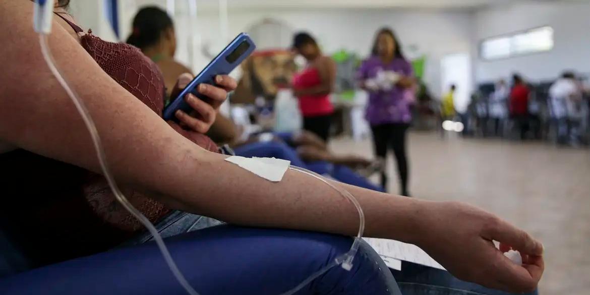 Pacientes com suspeita de dengue recebem atendimento em unidade de saúde (Marcelo Camargo/Agência Brasil)