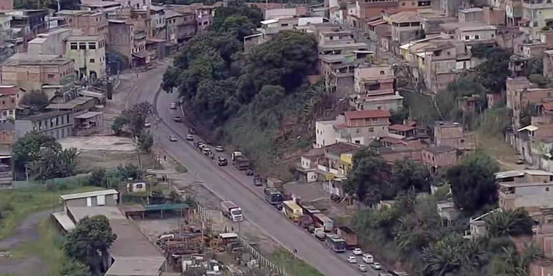 Por conta do acidente se formou um grande congestionamento na via, sentido capital (Reprodução/TV Globo)