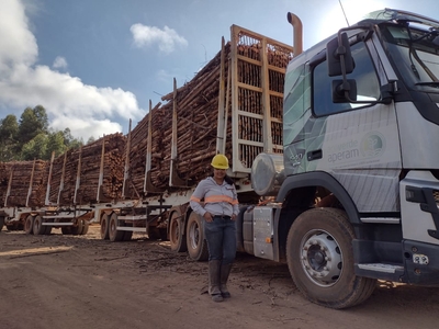 Gesinéia era instrutora de autoescola antes de virar motorista de caminhão: “Estou muito feliz em poder representar as mulheres nessa área”, diz (Elvira Nascimento/Divulgação)