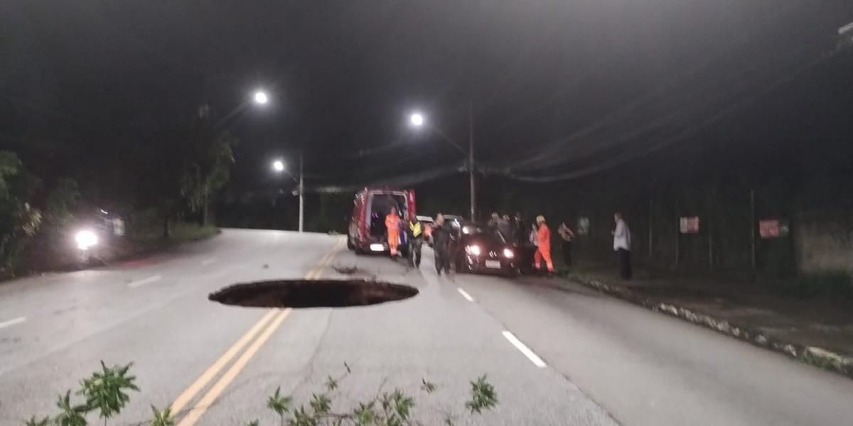 Vítima ficou ferida após veículo cair parcialmente dentro da cratera (Corpo de Bombeiros/Divulgação)