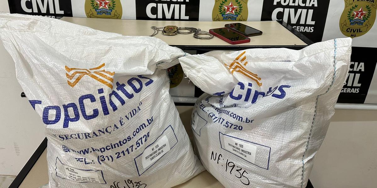 Polícia Civil em Venda Nova abordou a dupla em um veículo, onde foram localizadas notas fiscais emitidas pela vítima, bem como as mercadorias alvo do crime (Divulgação / Polícia Civil)