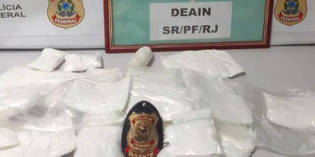 Droga foi encontrada em uma cinta amarrada ao corpo da passageira (Divulgação / PF RJ)