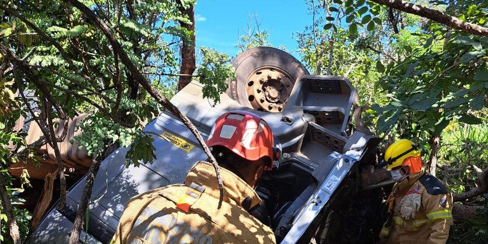 Quando os militares do Corpo de Bombeiros chegaram ao local, já encontraram o motorista, de 64 anos e natural de Braúnas (SP) sem vida (Divulgação / CBMMG)