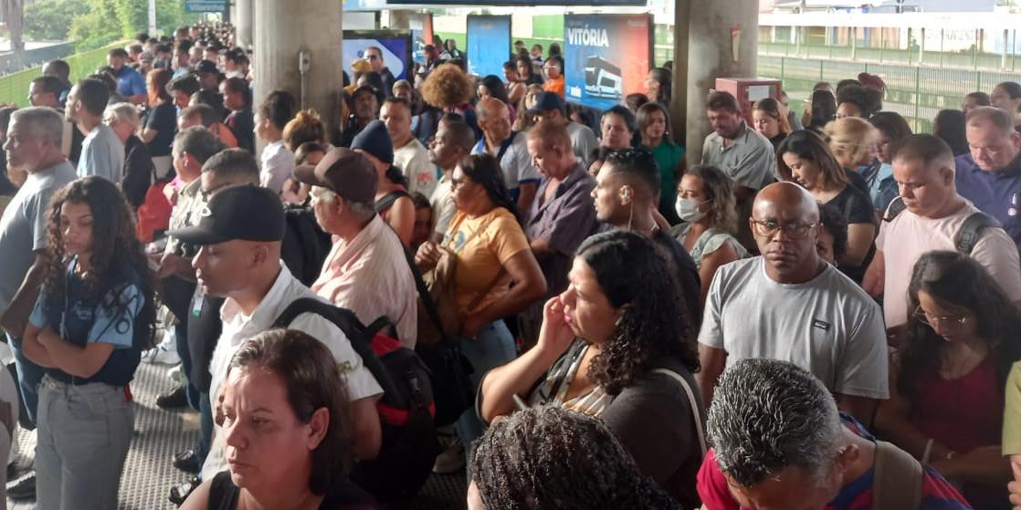 Estação Eldorado lotada na manhã desta segunda-feira. (Michael Martins/Hoje em Dia)