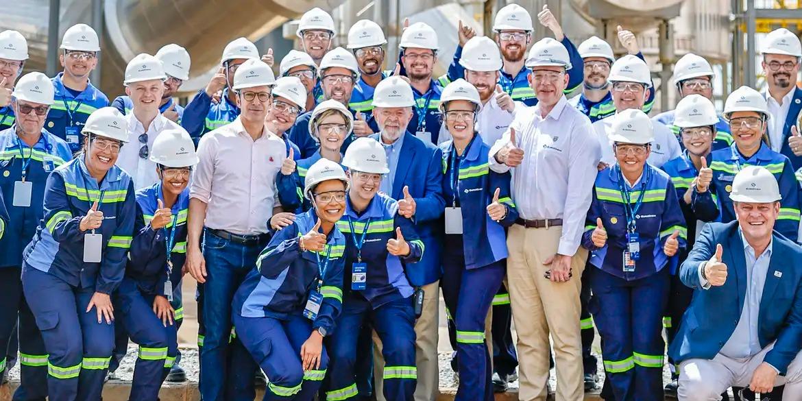 Lula e Zema com funcionários da EuroChemm após inauguração do Complexo Mineroindustrial de Serra do Salitre (Ricardo Stuckert/PR)