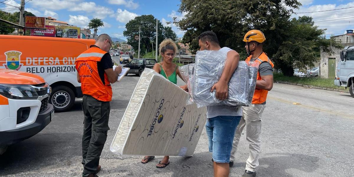 Defesa Civil auxilia moradores impactados com capotamento de caminhão (Valéria Marques / Hoje em Dia)