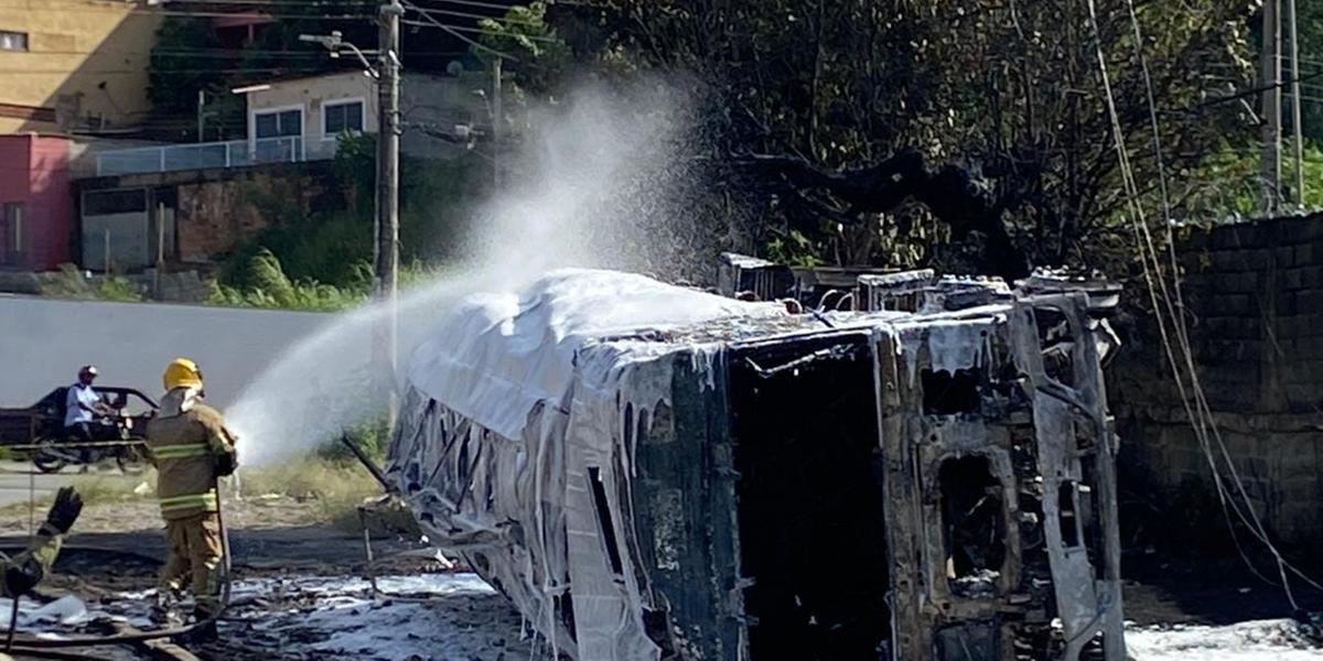 Bombeiros realiza neutralização de carreta para evitar nova explosão (Divulgação /Corpo de Bombeiros)