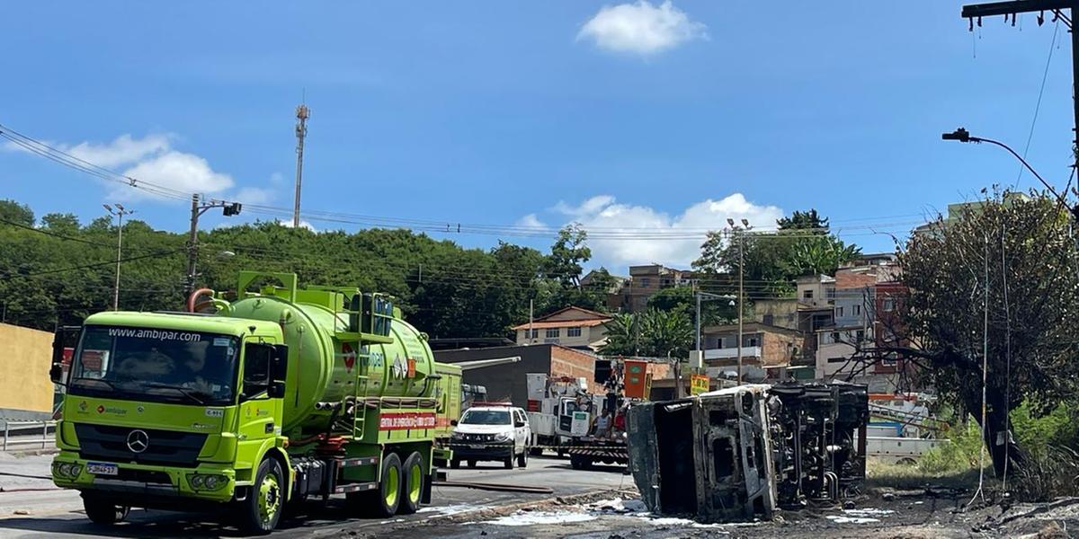 Um caminhão-tanque tombou e causou destruição no bairro Goiânia, na região Nordeste de Belo Horizonte (Valéria Marques / Hoje em Dia)