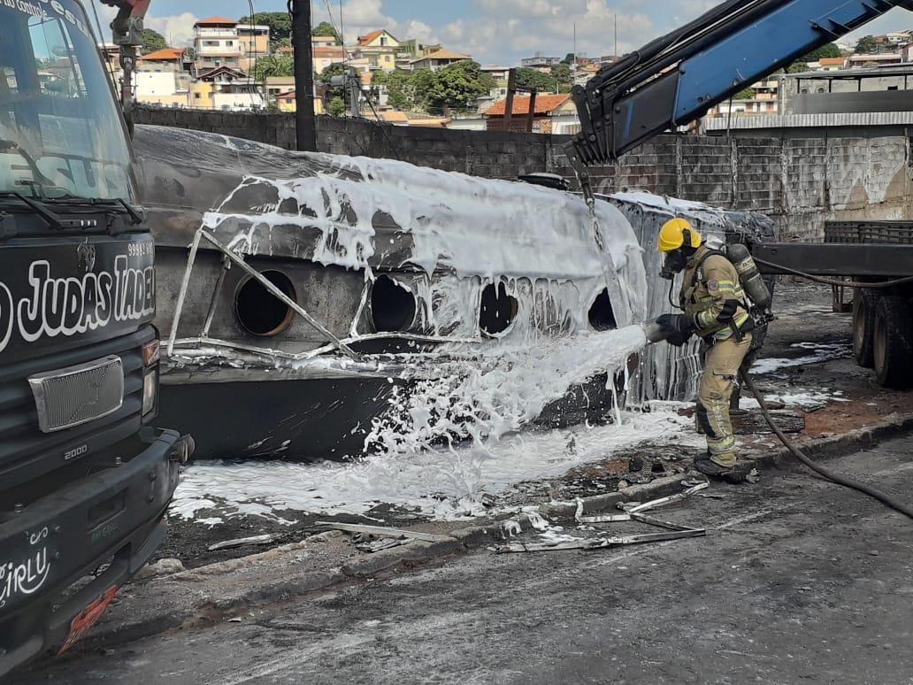Bombeiros trabalhando no resfriamento do caminhão-tanque que tombou e explodiu no Anel Rodoviário (Maurício Vieira / Hoje em Dia)