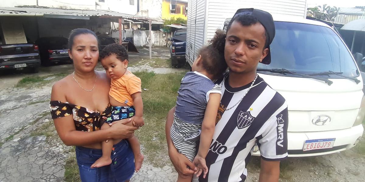 Wemerson com a mulher Gabrielli e os dois filhos: apesar do medo, ele teve coragem para salvar vizinhos (Maurício Vieira / Hoje em Dia)