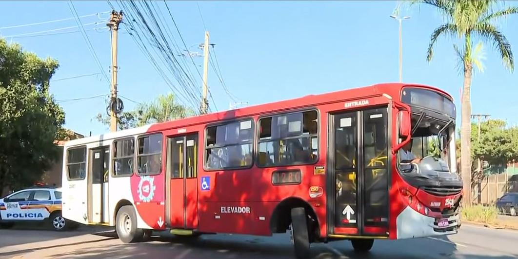 No acidente, um ônibus bateu na traseira do outro. Um deles ficou com a frente destruída. (Reprodução/TV Globo)