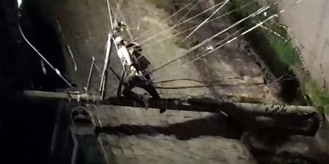 Homem é flagrado cerrando fios de energia no local do incêndio no bairro Goiânia (Reprodução)