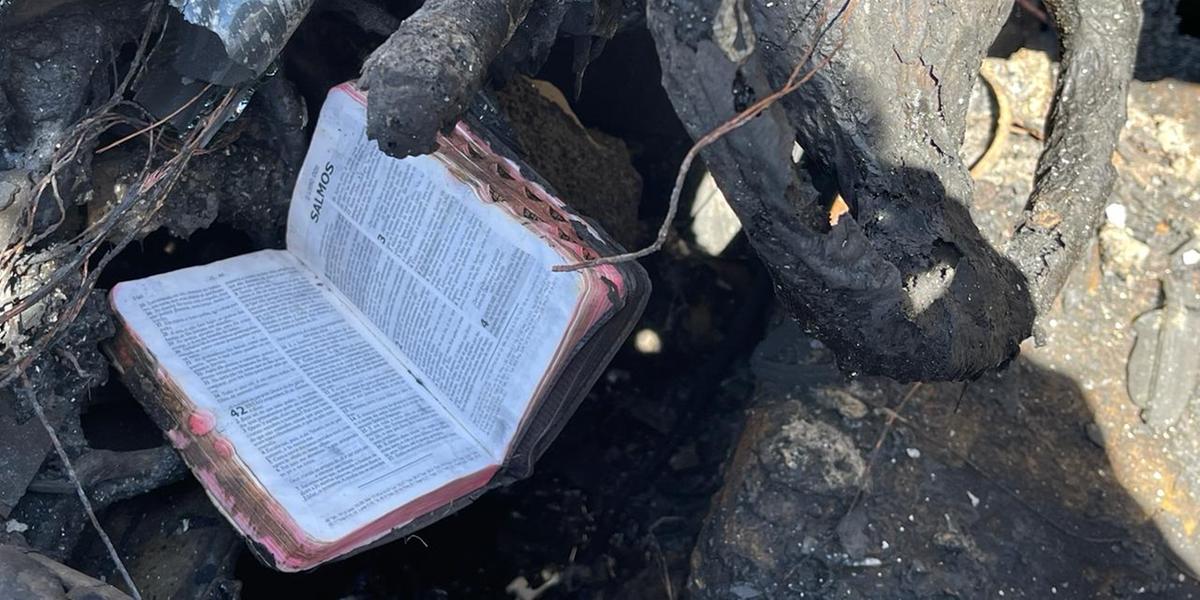 Bíblia ficou praticamente intacta dentro de carro incendiado em acidente próximo ao Anel Rodoviário (Valéria Marques / Hoje em Dia)