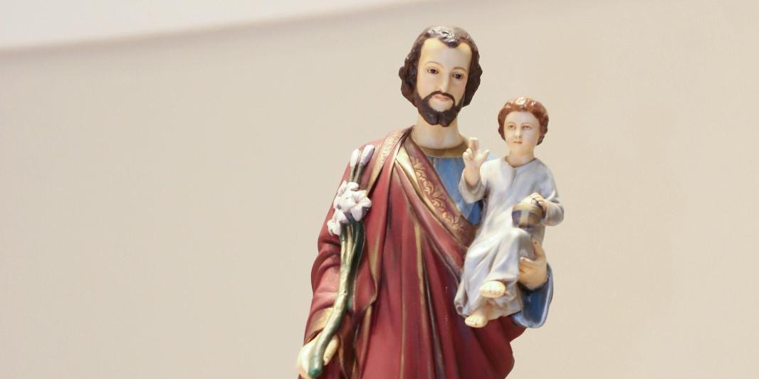 Imagem de São José e menino Jesus (Vidal Balielo Jr./pexels)