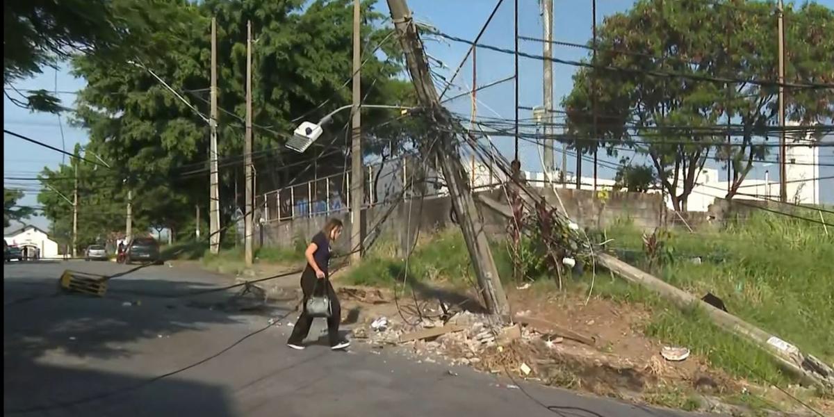 Moradores da região tiveram de passar pelos cabos de energia no chão (Reprodução/TV)