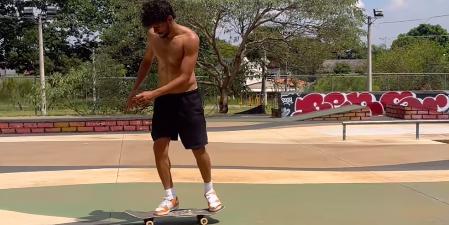 Scarpa aproveita folga para mostrar habilidade no skate nas redes sociais (Reprodução/ Redes Sociais)