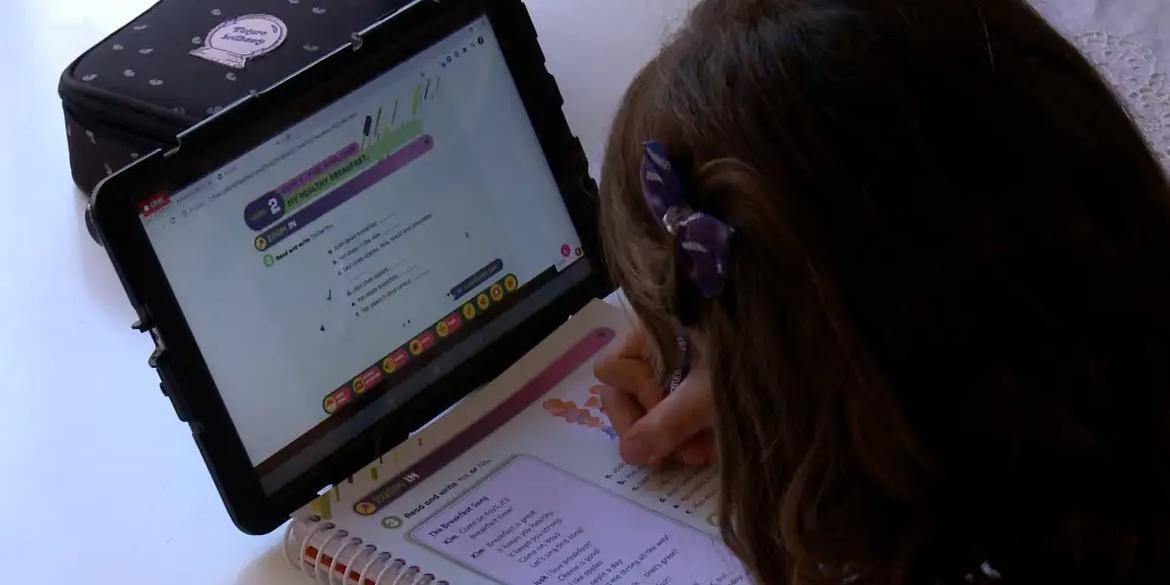 Objetivo do programa é proporcionar o acesso à informação de forma mais democrática, contribuindo com a retenção escolar e favorecendo a implementação de outros formatos de ensino (Caminhos da Reportagem/TV Brasil)