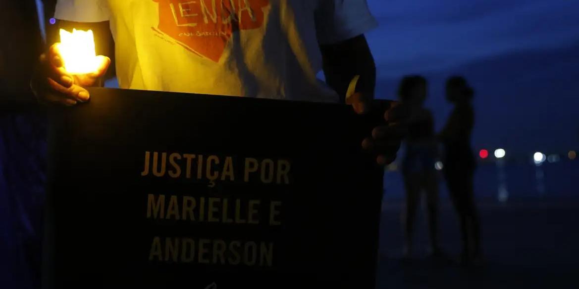 Ato simbólico da Anistia Internacional marca 2 mil dias do assassinato de Marielle Franco e Anderson Gomes, na Praça Mauá (Fernando Frazão/Agência Brasil)