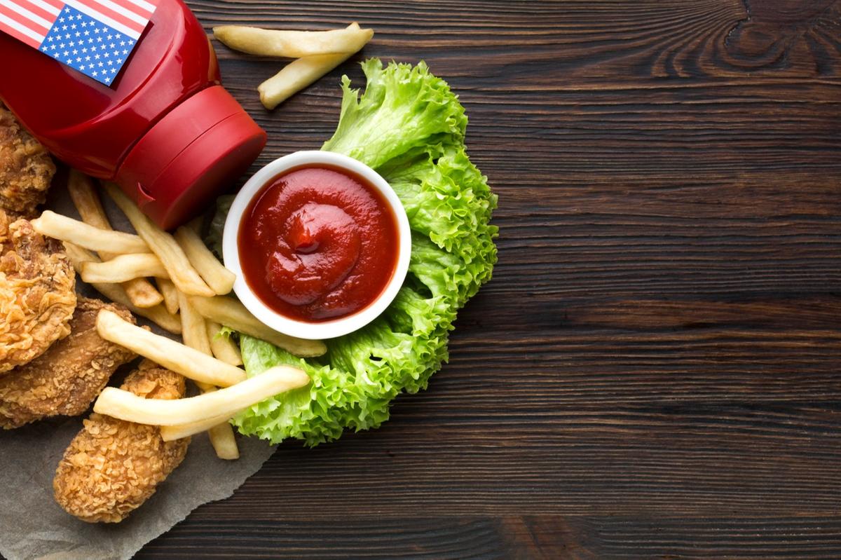 Utilizar o ketchup ocasionalmente para dar sabor a alimentos pode ser parte de uma dieta equilibrada (Freepik)