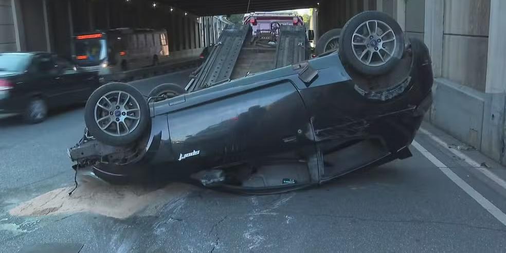 Carro ficou com as rodas para cima. (Reprodução/TV Globo)