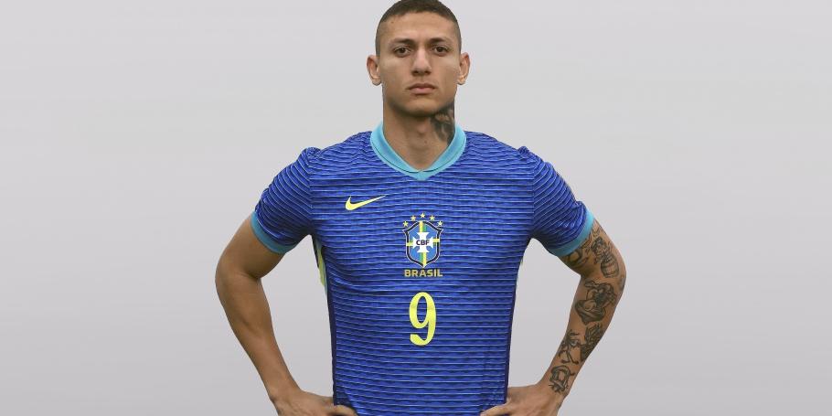 Richarlison posa com o novo uniforme azul da camisa da Seleção Brasileira (Rafael Ribeiro/CBF)