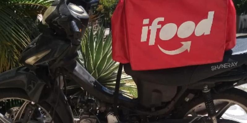 Motocicleta estava estacionada no passeio da casa da vítima, presa com cadeado. (Reprodução/Redes Sociias)