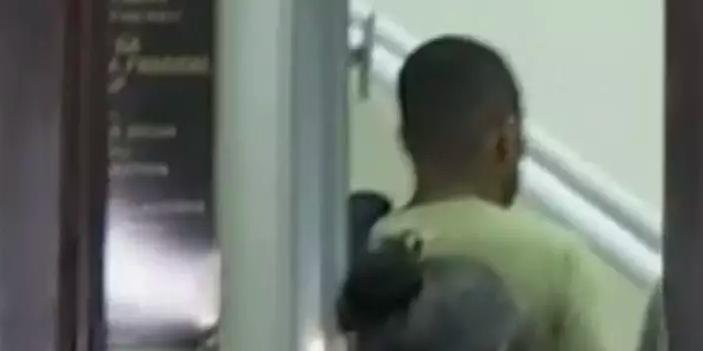Robinho é visto ao chegar na sede da Polícia Federal em Santos (SP), após ser preso (Reprodução/TV Globo/Fábio Pires)