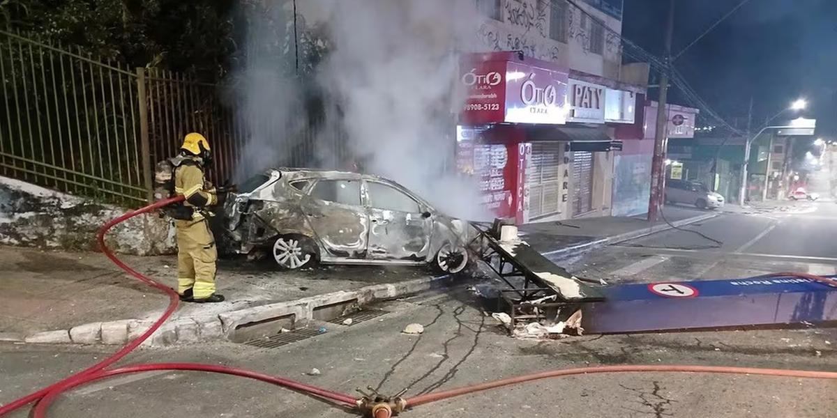 Motorista do veículo é procurado pela polícia. Ele teria entrado no outro carro que participava do racha e fugiu. (Reprodução/Corpo de Bombeiros)