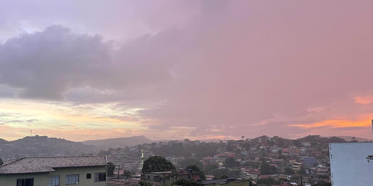A capital amanheceu debaixo de chuva nesta terça-feira (Valéria Marques/Hoje em Dia)