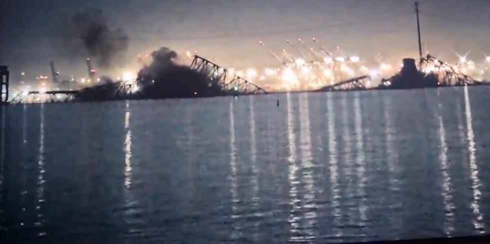 O vídeo da colisão mostra a embarcação indo em direção a uma das colunas de suporte da ponte antes de colidir com ela, fazendo com que parte da ponte caísse na água em poucos segundos. (Reprodução)