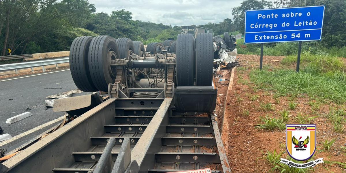 Carreta seguia sentido Sul, de Curvelo para São José da Lagoa (Divulgação / CBMMG)