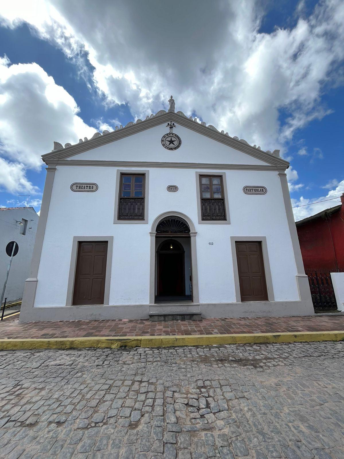 Para os interessados na programação religiosa, a igreja matriz mantém celebrações especiais, situada ao lado da bela praça principal do município (Daniel Ribeiro)
