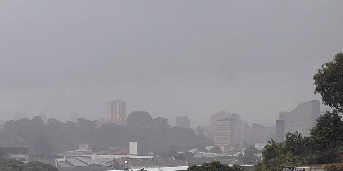 Tarde de terça-feira é de chuva em várias regiões de BH (Maurício Vieira / Hoje em Dia)