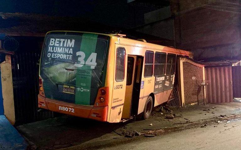 Veículo por pouco atingiu o quarto onde dormia o casal, proprietário da casa (Redes Sociais/Divulgação)