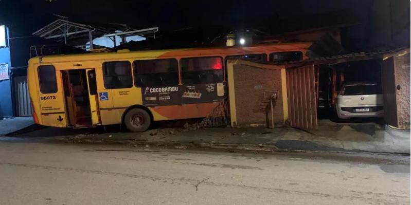 Veículo por pouco atingiu o quarto onde dormia o casal, proprietário da casa (Redes Sociais/Divulgação)