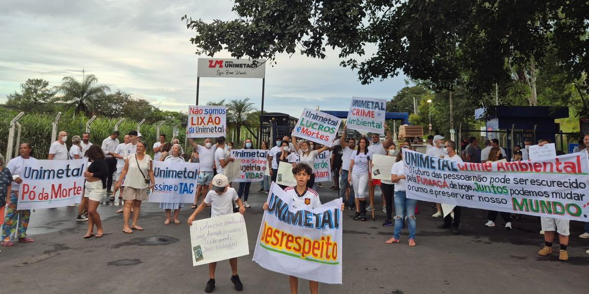 Manifestação pacífica ocorre na porta da empresa, no bairro Santo Antônio (Divulgação)