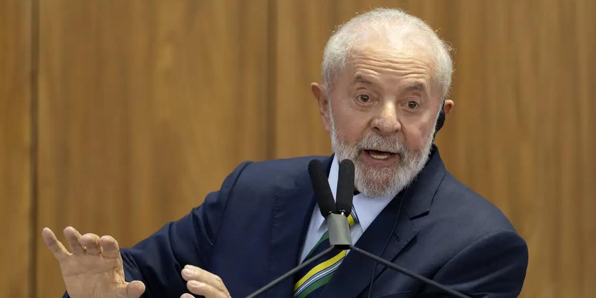 Ao lado do francês Emmanuel Macron, Lula diz que medida é grave (Fabio Rodrigues- Pozzebom/ Agência Brasil)