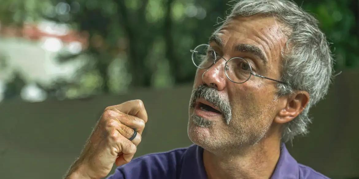 Bruno Paes Manso é pesquisador do Núcleo de Estudo da Violência da USP (NEV-USP) e vencedor do Prêmio Jabuti em 2011, com o livro A República das Milícias. Ele também é autor de A Fé e o Fuzil: Crime e Religião no Brasil do século 21, publicado em 2023. (Paulo Pinto/Agência Brasil)