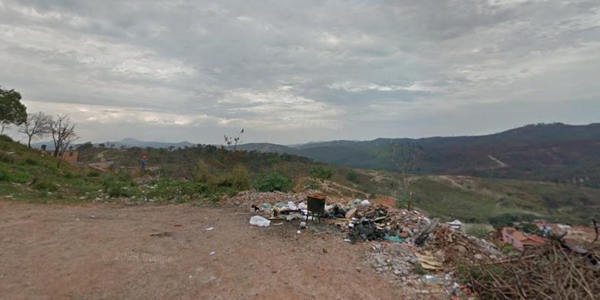 Corpo foi encontrado parcialmente carbonizado em uma área de mata no bairro Mariano de Abreu (Google Street View/Reprodução)