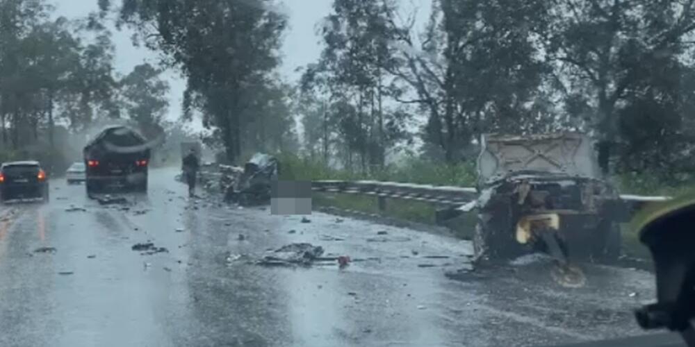 Carro fica destruído após batida com caminhão na BR-040 (Reprodução / Redes Sociais)