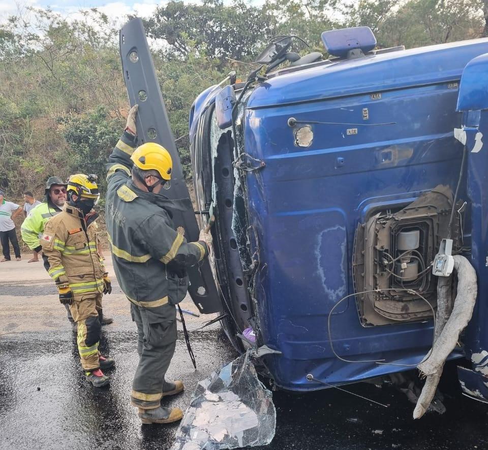 Outro tombamento foi no km 456 a BR-251 (Corpo de Bombeiros/Divulgação)