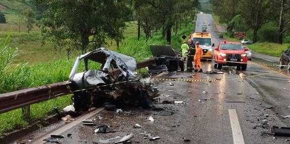 De acordo com o caminhonheiro, um Fiat Uno seguia na BR 040, sentido Conselheiro Lafaiete, quando rodou na pista e colidiu no caminhão. O motorista, de 29 anos, morreu na hora. (Divulgação / CBMMG)