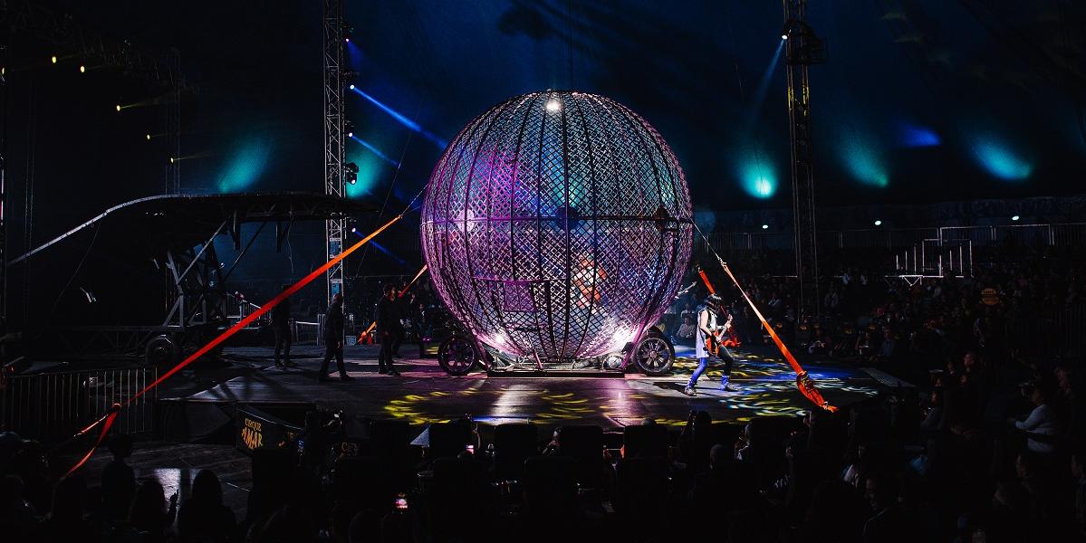 Cirque Amar apresenta um espetáculo com duração de duas horas; um dos destaques é o globo da morte (Alex Woloch)