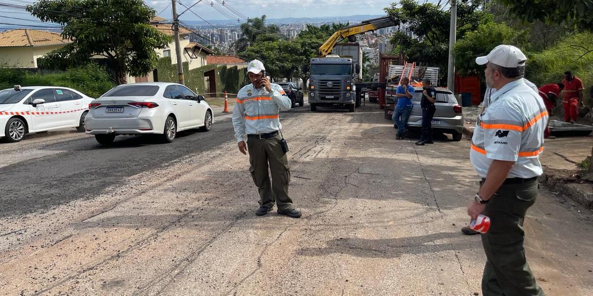 Agentes da BHTrans e Guarda Municipal acompanharam a liberação da via na manhã de hoje (Valéria Marques/Hoje em Dia)