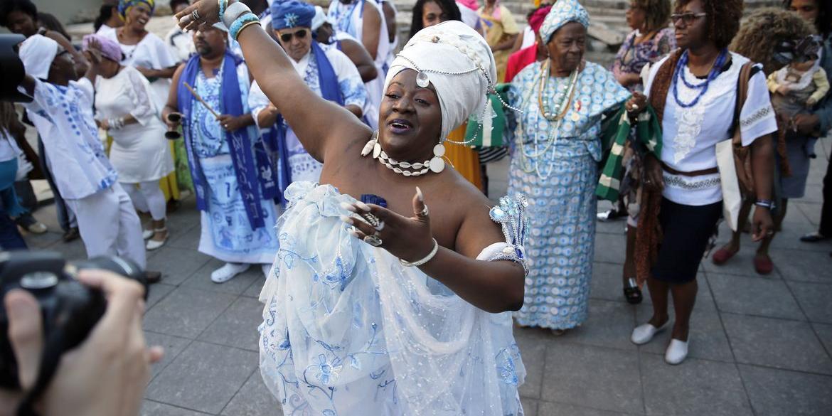 Grupo Afoxé Filhos de Gandhi é presença constante nos desfiles de carnaval do Rio de Janeiro (Fernando Frazão/ Agência Brasil)