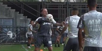 Milito participa de início de atividade do grupo na Venezuela (Reprodução / Galo TV)