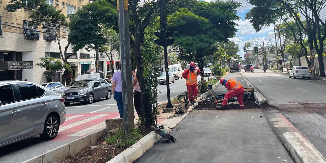 Obra da ciclovia na avenida Afonso Pena, na altura do bairro Cruzeiro, perto do Tribunal de Justiça (Valéria Marques / Hoje em Dia)