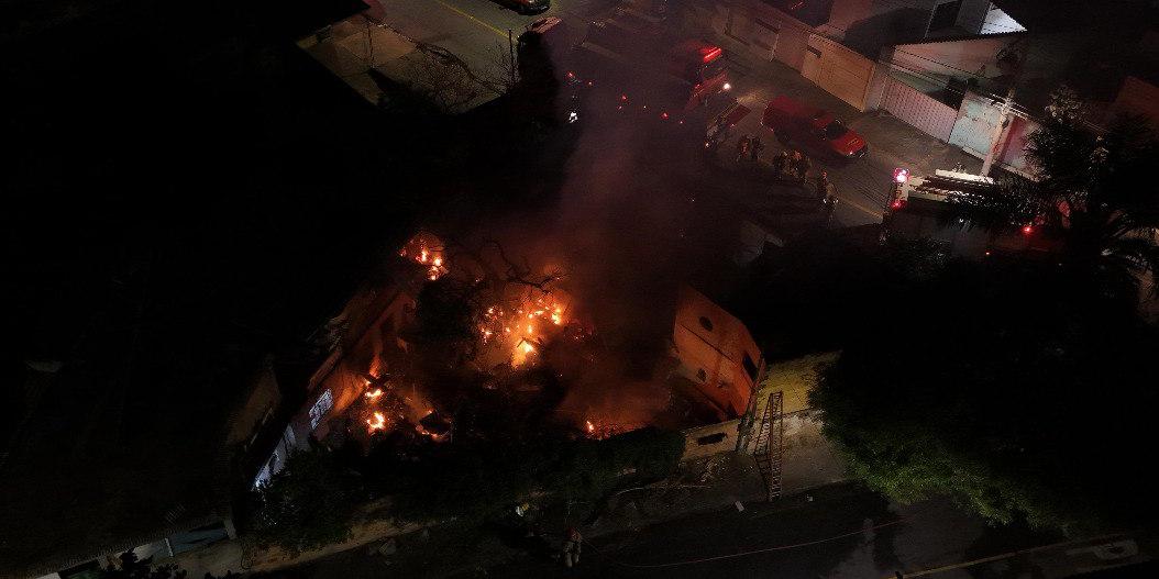 Segundo o proprietário, há suspeita de que o incêndio foi criminoso. (Corpo de Bombeiros/Divulgação)