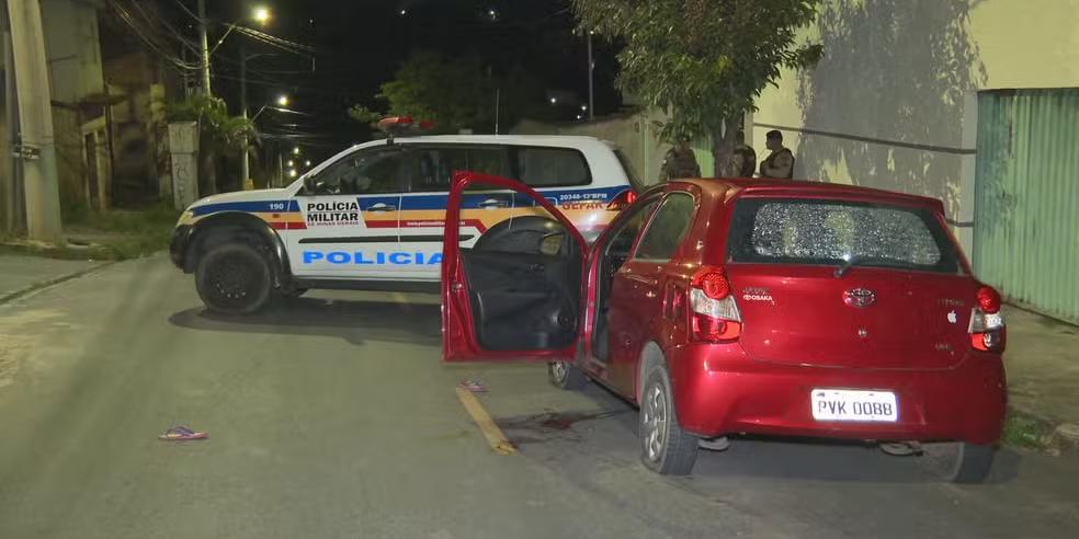 Militares localizaram o carro após a fuga dos suspeitos, que desobedeceram ordem para largar as armas, dando início ao tiroteio. (Reprodução/TV Globo)